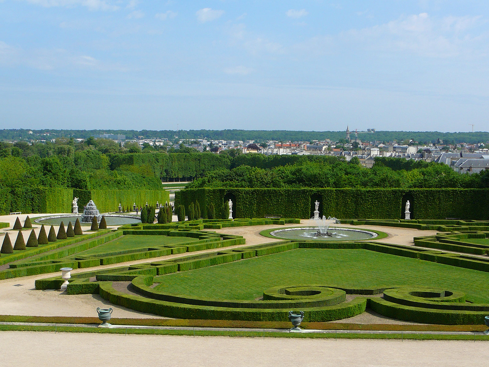 Версаль садовый. Версальский дворец боскеты. Версальский дворец сад амфитеатр. Боскет королевы Версаль. Версаль парк боскеты.